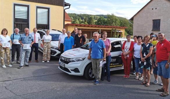 Neuer Einsatzwagen der Caritas Sozialstation Oberviechtach mit Teammitgliedern davor